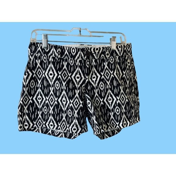 OLD NAVY LADIES BLACK WHITE GEOMETRIC POCKETED SHORT SHORTS EUC 6 - Picture 2 of 10